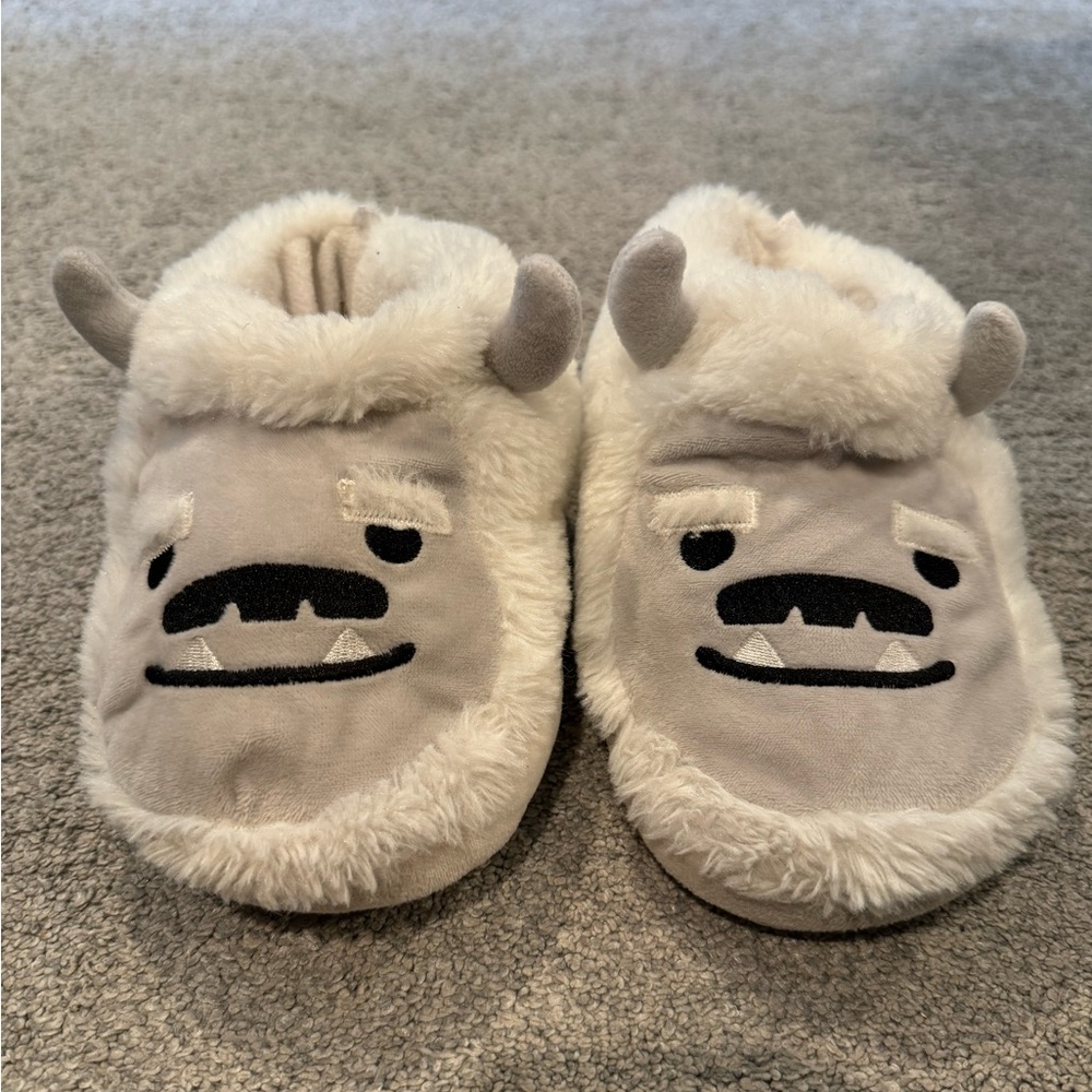 Old Navy Yeti Kids Slippers | Size M (12–13) | White Fuzzy